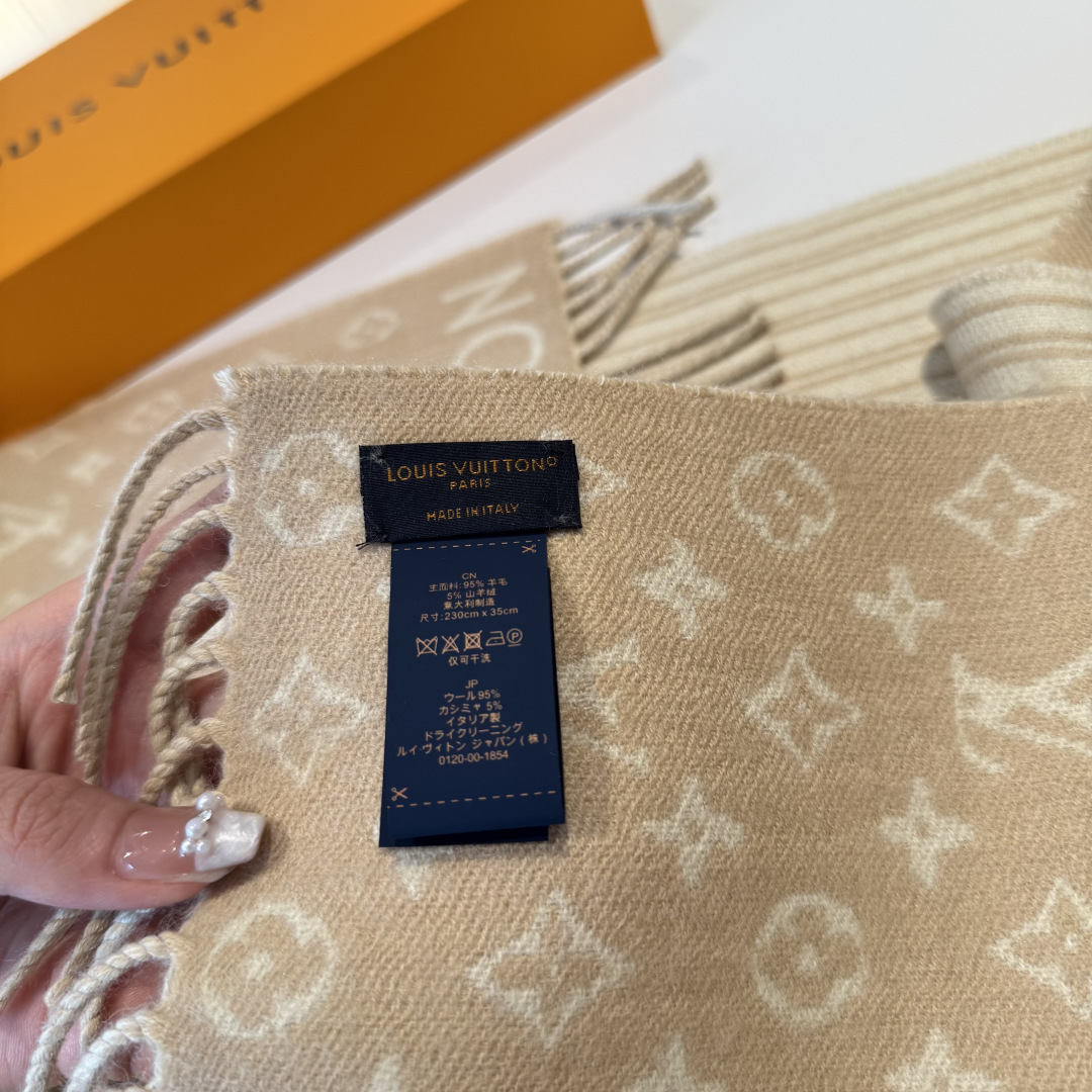 本款My Neverfull围巾为柔暖毛绒混纺铺陈经典Monogram 图案和路易威登成衣系列的Neve