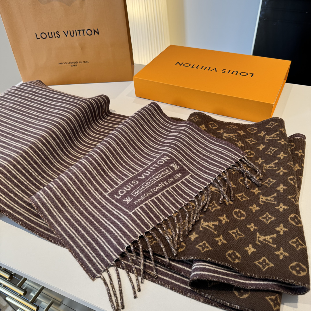 本款My Neverfull围巾为柔暖毛绒混纺铺陈经典Monogram 图案和路易威登成衣系列的Neve