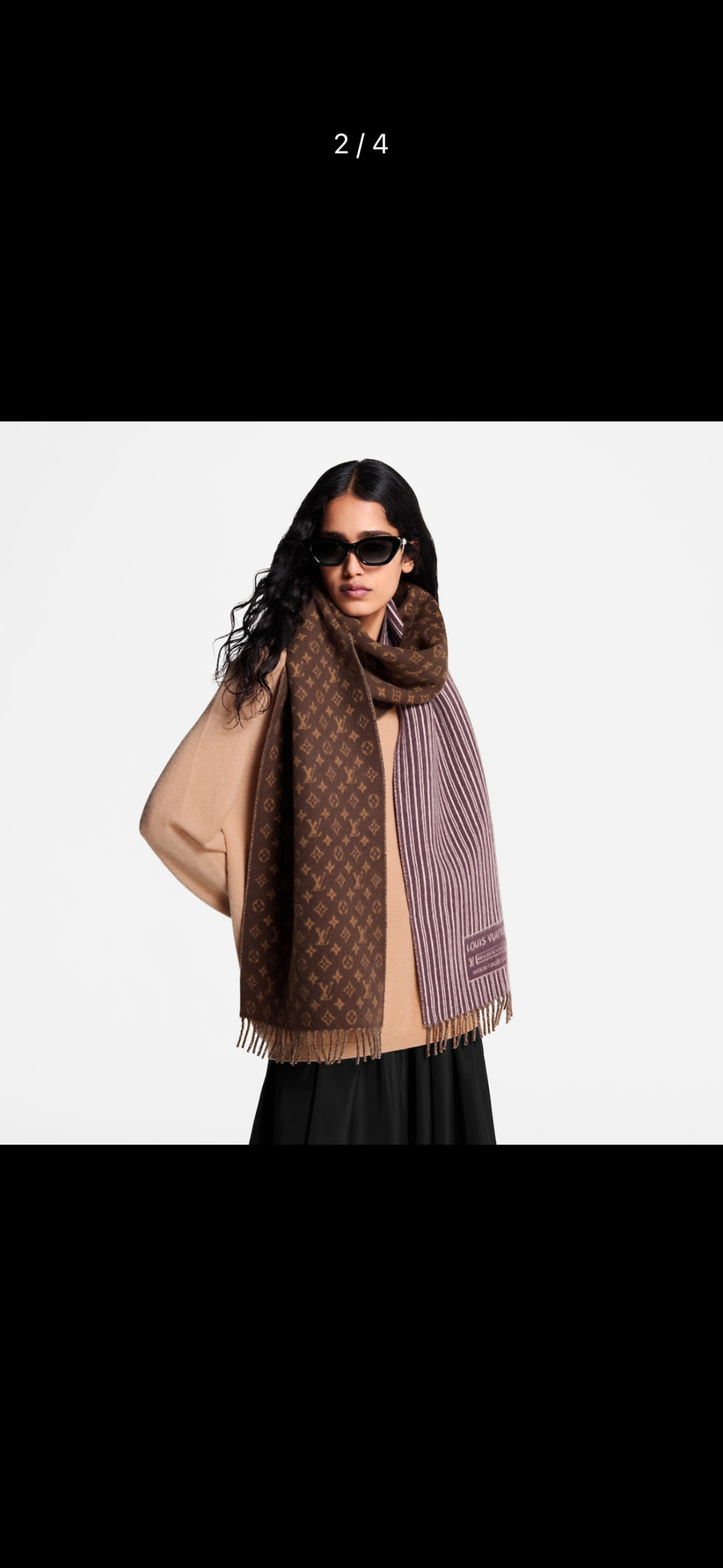 💰358 本款My Neverfull围巾为柔暖毛绒混纺铺陈经典Monogram 图案和路易威登成衣系列的Neverfull条纹，可为冬季造型注入典雅格调。     

240x35厘米(长度x高)
230 x35厘米(不含流苏)，95%绵羊毛，5%山羊绒
Monogram 图案 Neverfull 条纹梭织标识贴饰流苏饰边