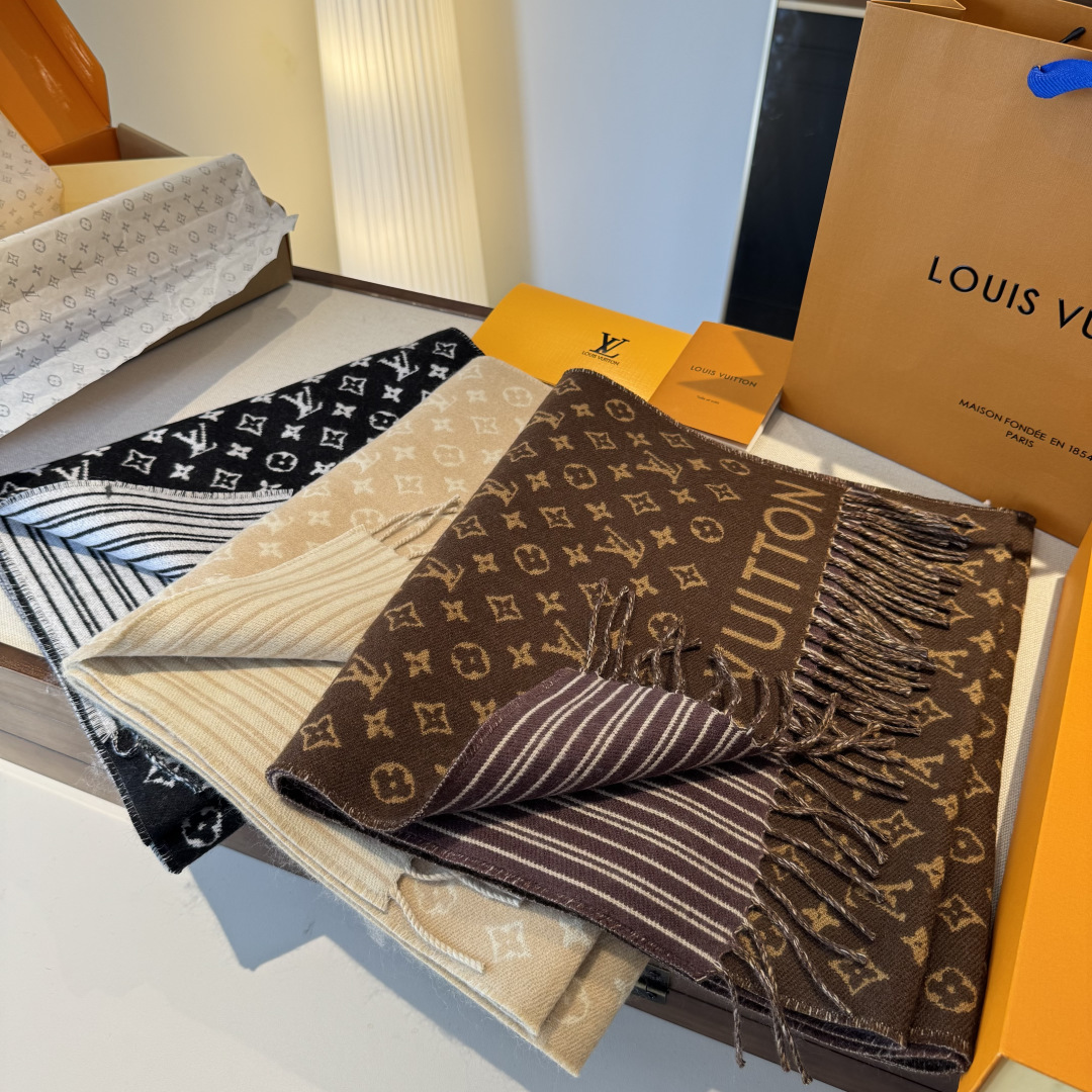 本款My Neverfull围巾为柔暖毛绒混纺铺陈经典Monogram 图案和路易威登成衣系列的Neve
