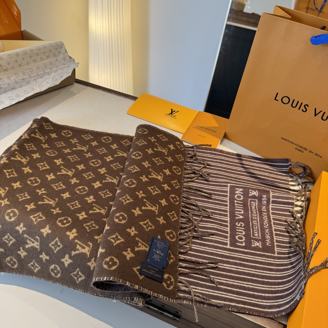 本款My Neverfull围巾为柔暖毛绒混纺铺陈经典Monogram 图案和路易威登成衣系列的Neve