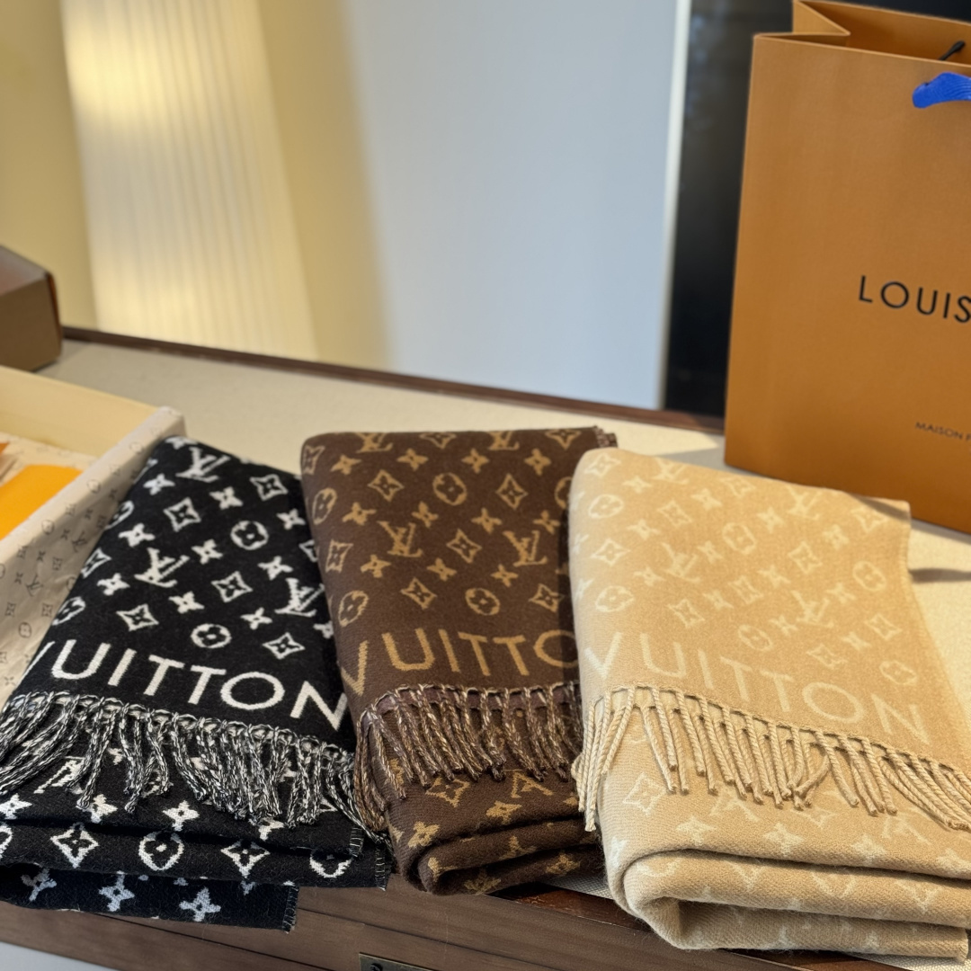 本款My Neverfull围巾为柔暖毛绒混纺铺陈经典Monogram 图案和路易威登成衣系列的Neve