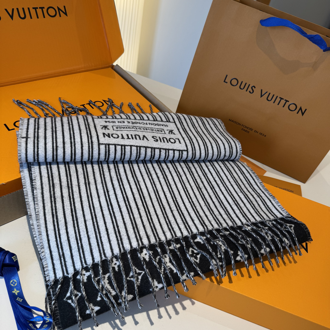 本款My Neverfull围巾为柔暖毛绒混纺铺陈经典Monogram 图案和路易威登成衣系列的Neve