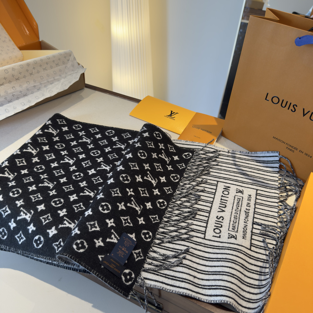 本款My Neverfull围巾为柔暖毛绒混纺铺陈经典Monogram 图案和路易威登成衣系列的Neve