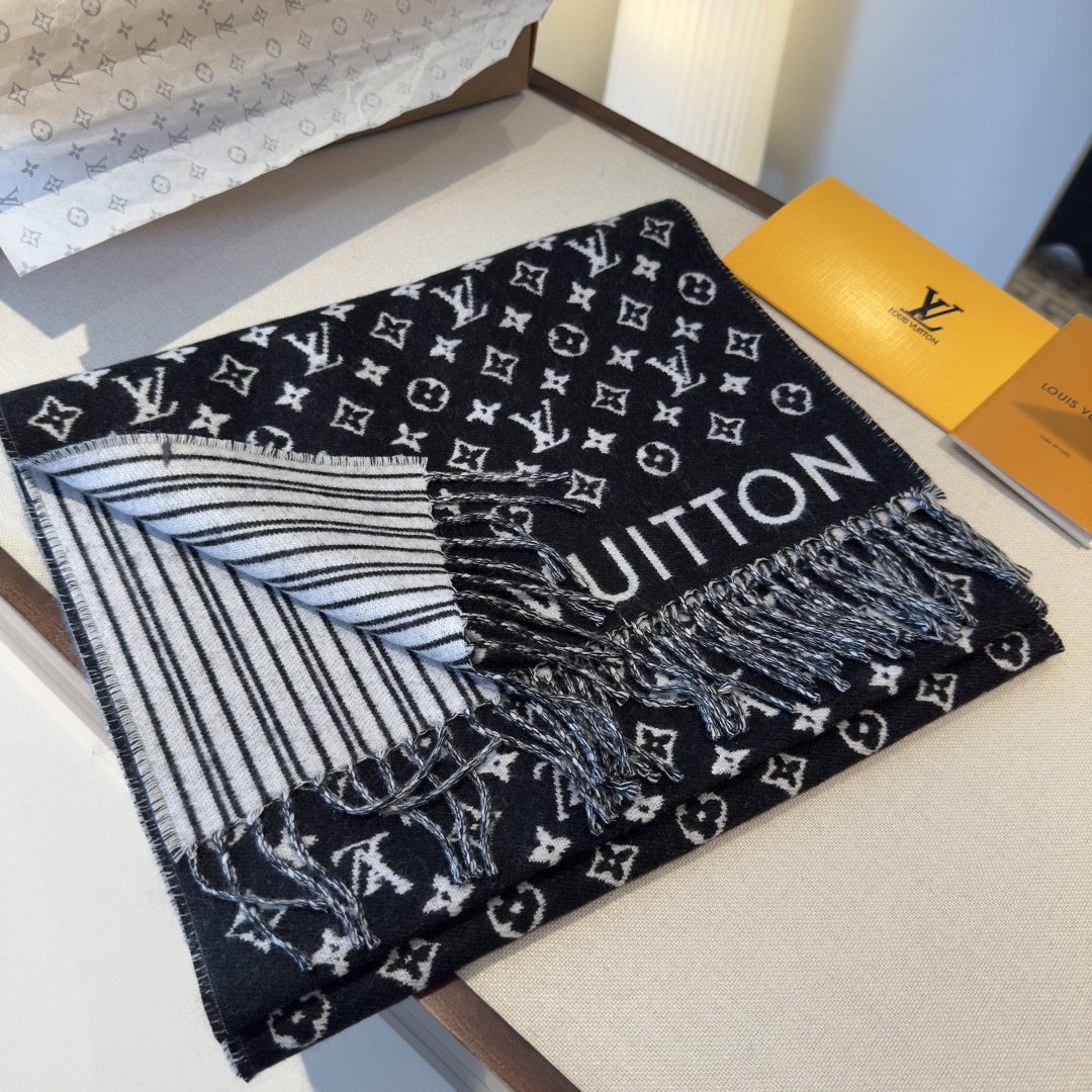 本款My Neverfull围巾为柔暖毛绒混纺铺陈经典Monogram 图案和路易威登成衣系列的Neve