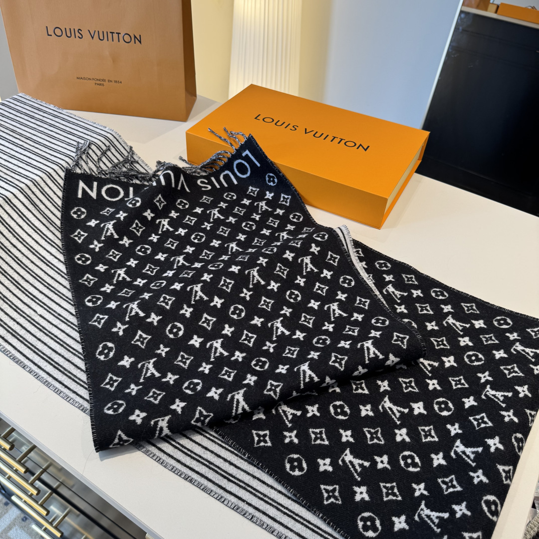 本款My Neverfull围巾为柔暖毛绒混纺铺陈经典Monogram 图案和路易威登成衣系列的Neve