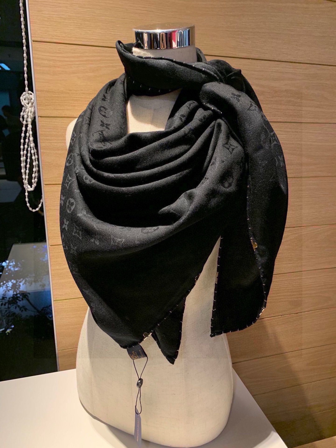 重磅货，质感真心赞‼️LV专柜限量金属老花饰扣，纯手工金线卷边披肩‼️听QC说，这个卷边超级费工时，熟练