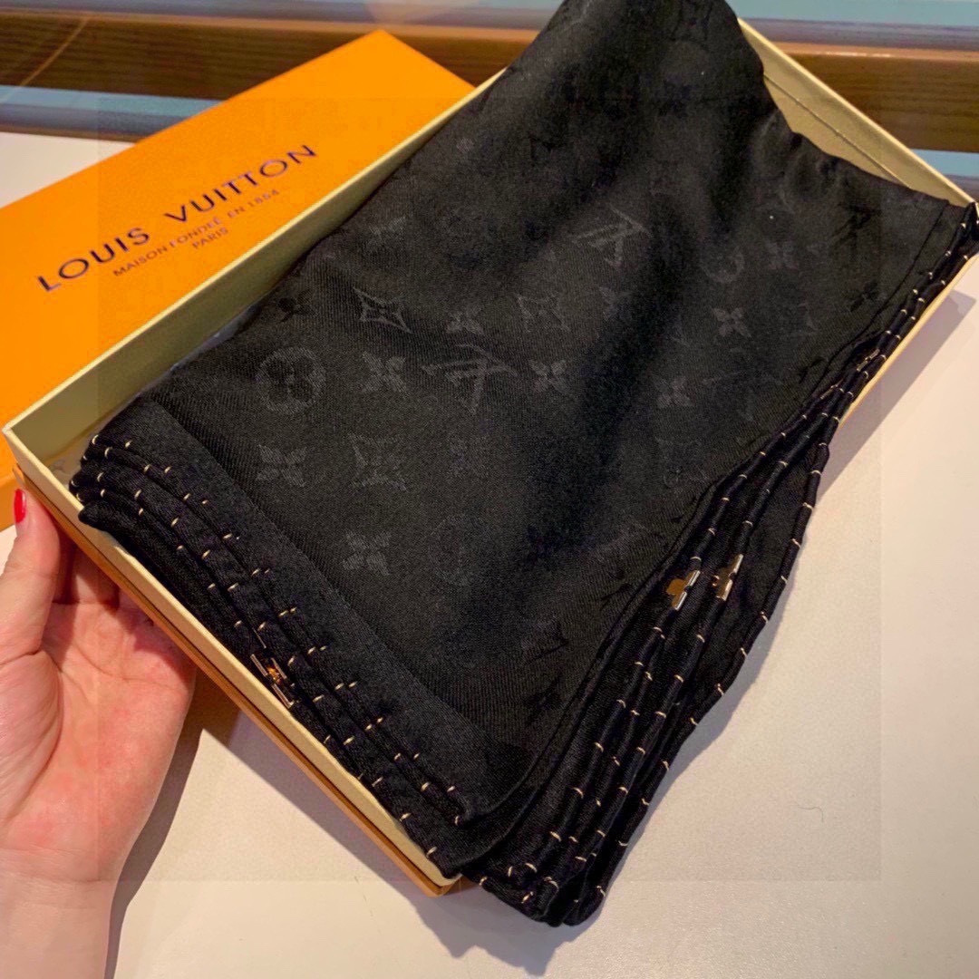 重磅货，质感真心赞‼️LV专柜限量金属老花饰扣，纯手工金线卷边披肩‼️听QC说，这个卷边超级费工时，熟练