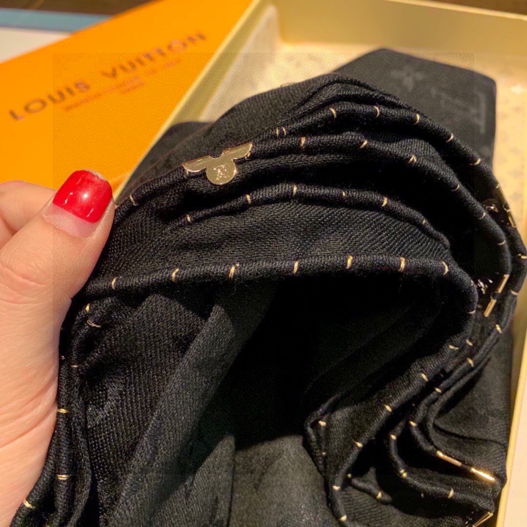 重磅货，质感真心赞‼️LV专柜限量金属老花饰扣，纯手工金线卷边披肩‼️听QC说，这个卷边超级费工时，熟练