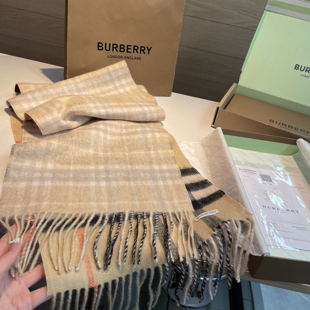 Burberry 混绒款 高端货 行 巴宝莉 超爆万年款 【 长巾】羊绒围巾 品质手感好到不行‼ 100% 羊绒 高尖端产物 绝对令人尖叫的品质 的顶尖设计款
