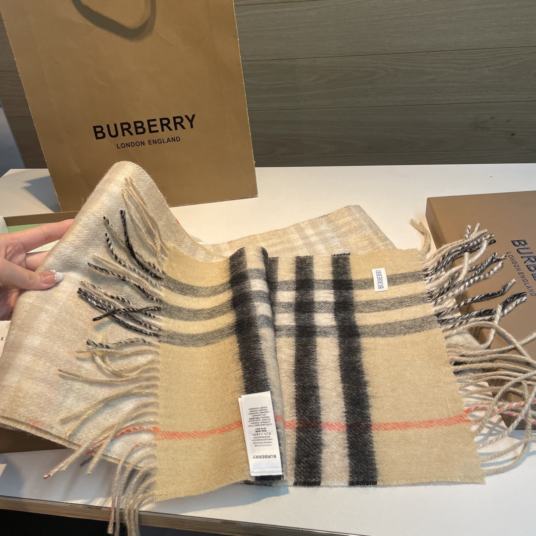 Burberry 混绒款 高端货 行 巴宝莉 超爆万年款 【 长巾】羊绒围巾 品质手感好到不行‼ 100% 羊绒 高尖端产物 绝对令人尖叫的品质 的顶尖设计款