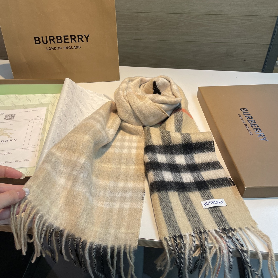 Burberry 混绒款 高端货 行 巴宝莉 超爆万年款 【 长巾】羊绒围巾 品质手感好到不行‼ 100% 羊绒 高尖端产物 绝对令人尖叫的品质 的顶尖设计款