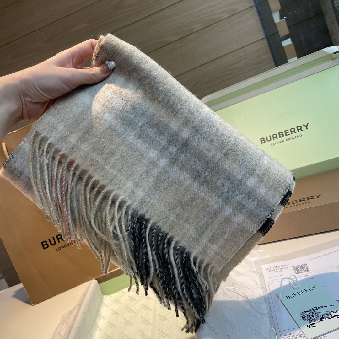 Burberry 混绒款 高端货 行 巴宝莉 超爆万年款 【 长巾】羊绒围巾 品质手感好到不行‼ 100% 羊绒 高尖端产物 绝对令人尖叫的品质 的顶尖设计款