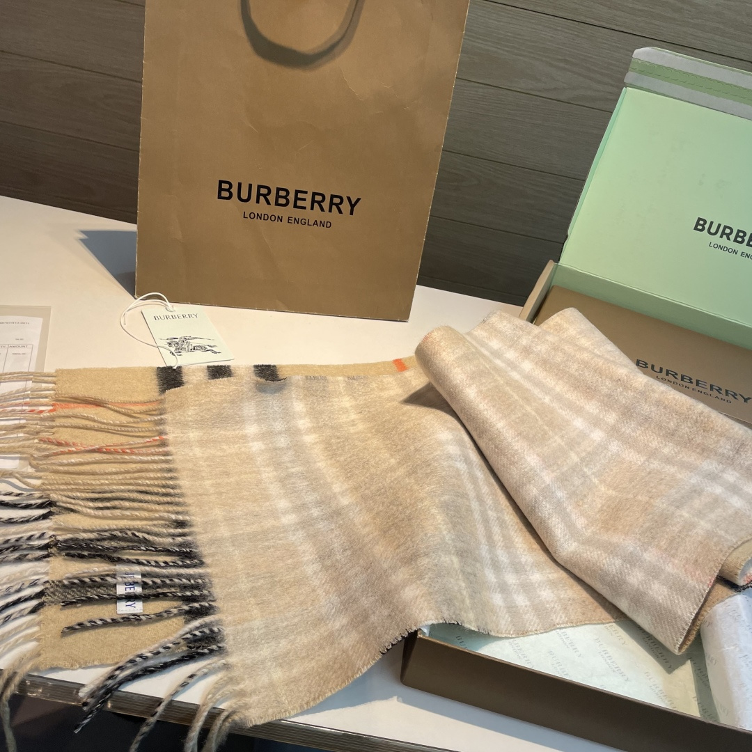Burberry 混绒款 高端货 行 巴宝莉 超爆万年款 【 长巾】羊绒围巾 品质手感好到不行‼ 100% 羊绒 高尖端产物 绝对令人尖叫的品质 的顶尖设计款