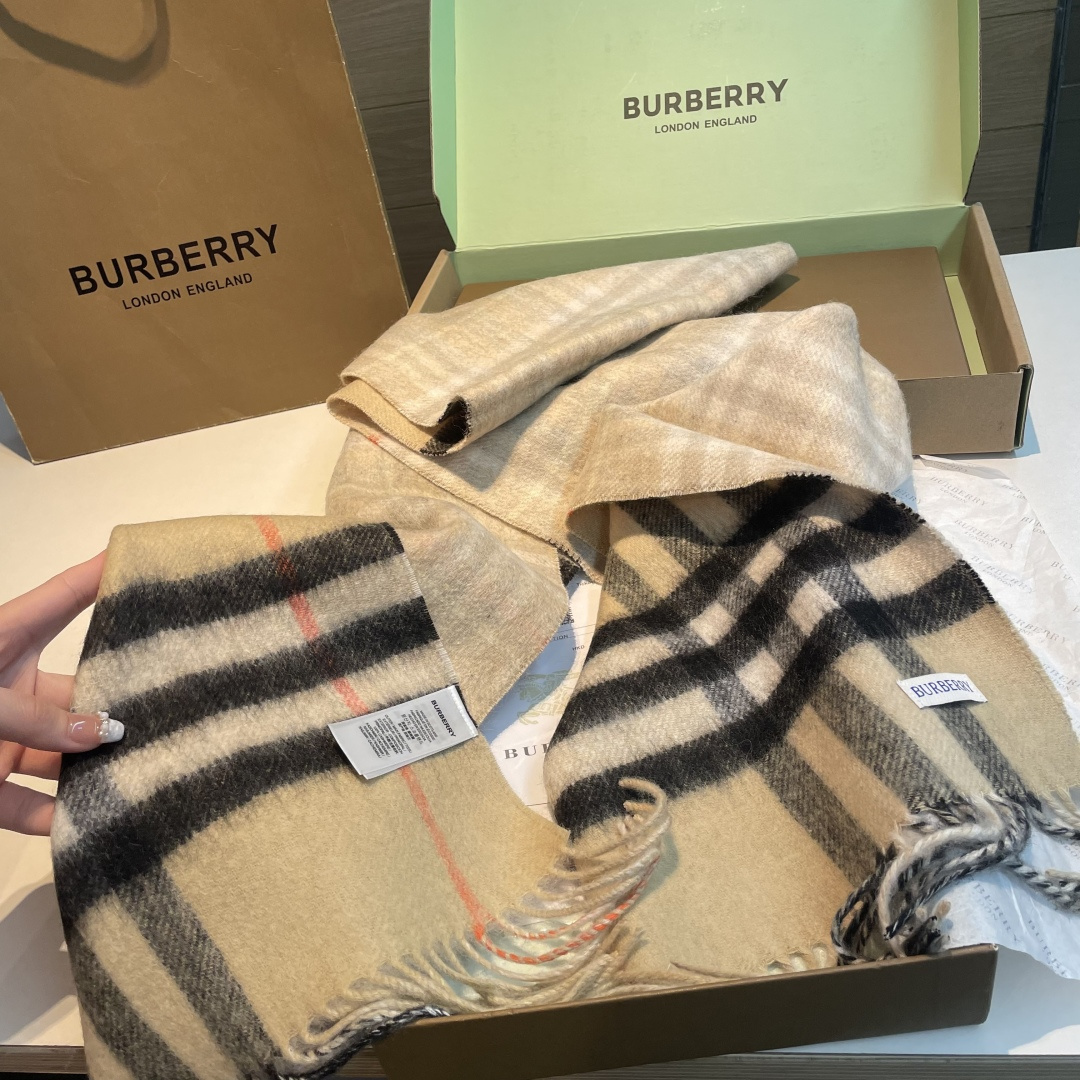 Burberry 混绒款 高端货 行 巴宝莉 超爆万年款 【 长巾】羊绒围巾 品质手感好到不行‼ 100% 羊绒 高尖端产物 绝对令人尖叫的品质 的顶尖设计款