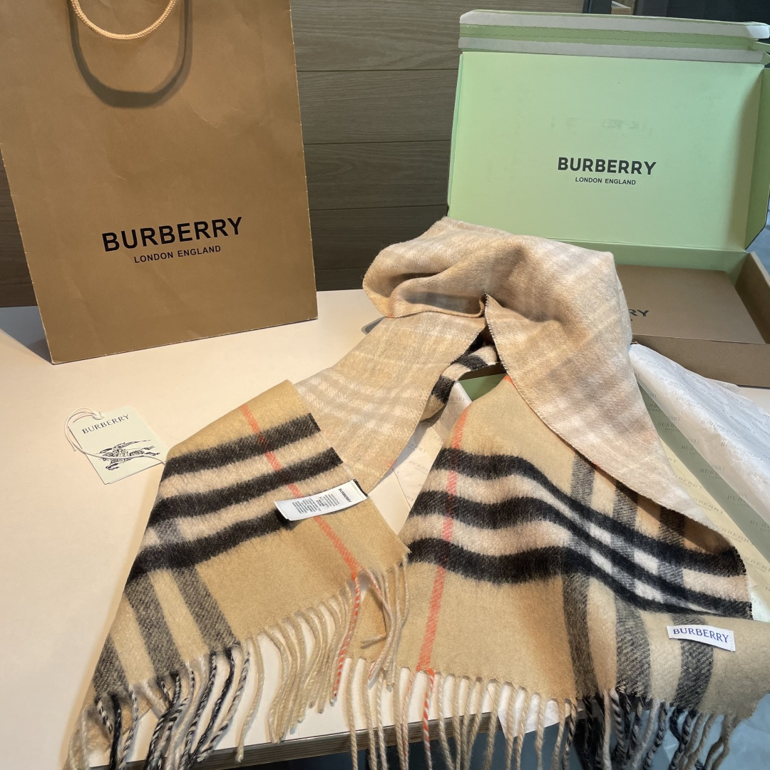 Burberry 混绒款 高端货 行 巴宝莉 超爆万年款 【 长巾】羊绒围巾 品质手感好到不行‼ 100% 羊绒 高尖端产物 绝对令人尖叫的品质 的顶尖设计款