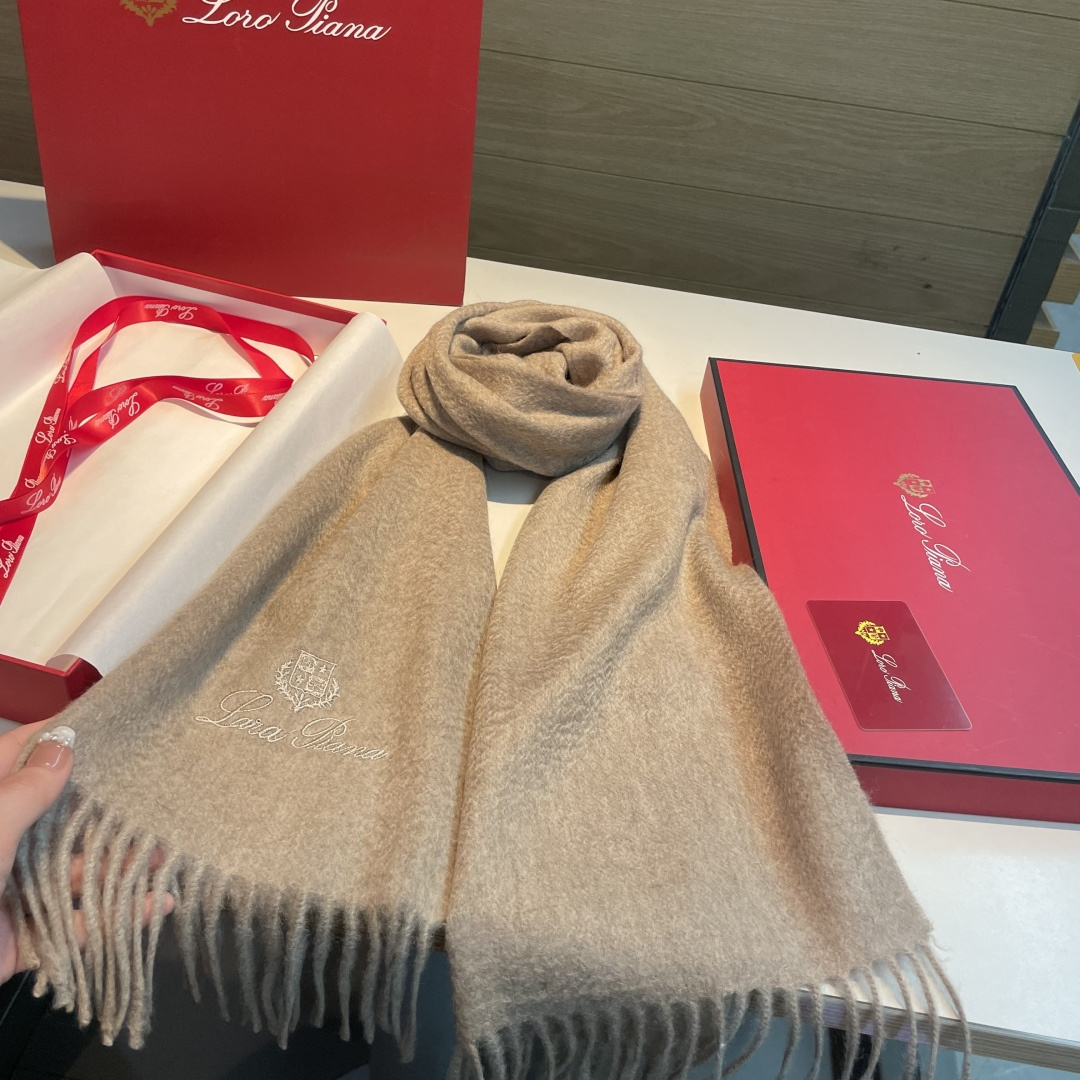 Loro Piana · 诺悠翩雅秋冬新品❗️【极品山羊绒小围巾】送人自留都太高大上了😍重磅上新，爆款爆