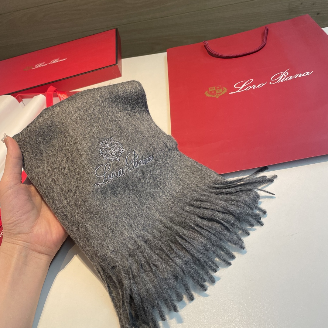 Loro Piana · 诺悠翩雅秋冬新品❗️【极品山羊绒小围巾】送人自留都太高大上了😍重磅上新，爆款爆
