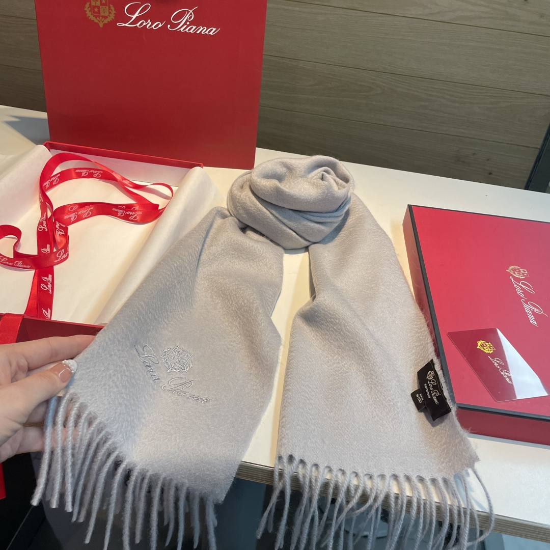 Loro Piana · 诺悠翩雅秋冬新品❗️【极品山羊绒小围巾】送人自留都太高大上了😍重磅上新，爆款爆