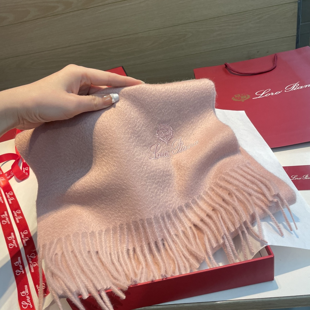 Loro Piana · 诺悠翩雅秋冬新品❗️【极品山羊绒小围巾】送人自留都太高大上了😍重磅上新，爆款爆