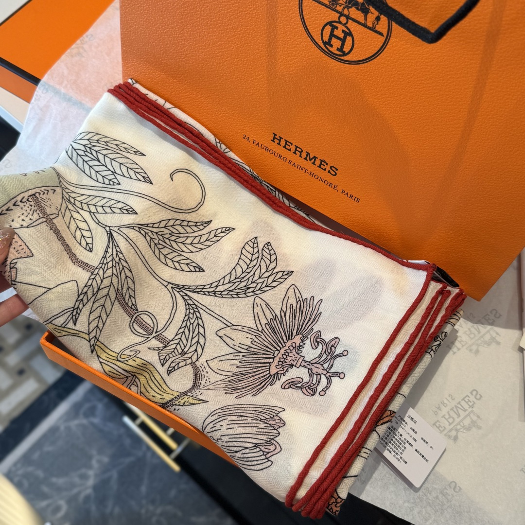 爱马仕（Hermes）2025年秋冬抢先 上新💞【双面同色丝毛方巾】手工卷边山羊绒和真丝混纺披肩（70%