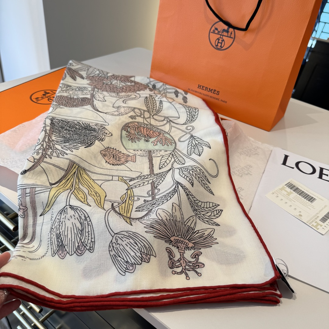 爱马仕（Hermes）2025年秋冬抢先 上新💞【双面同色丝毛方巾】手工卷边山羊绒和真丝混纺披肩（70%