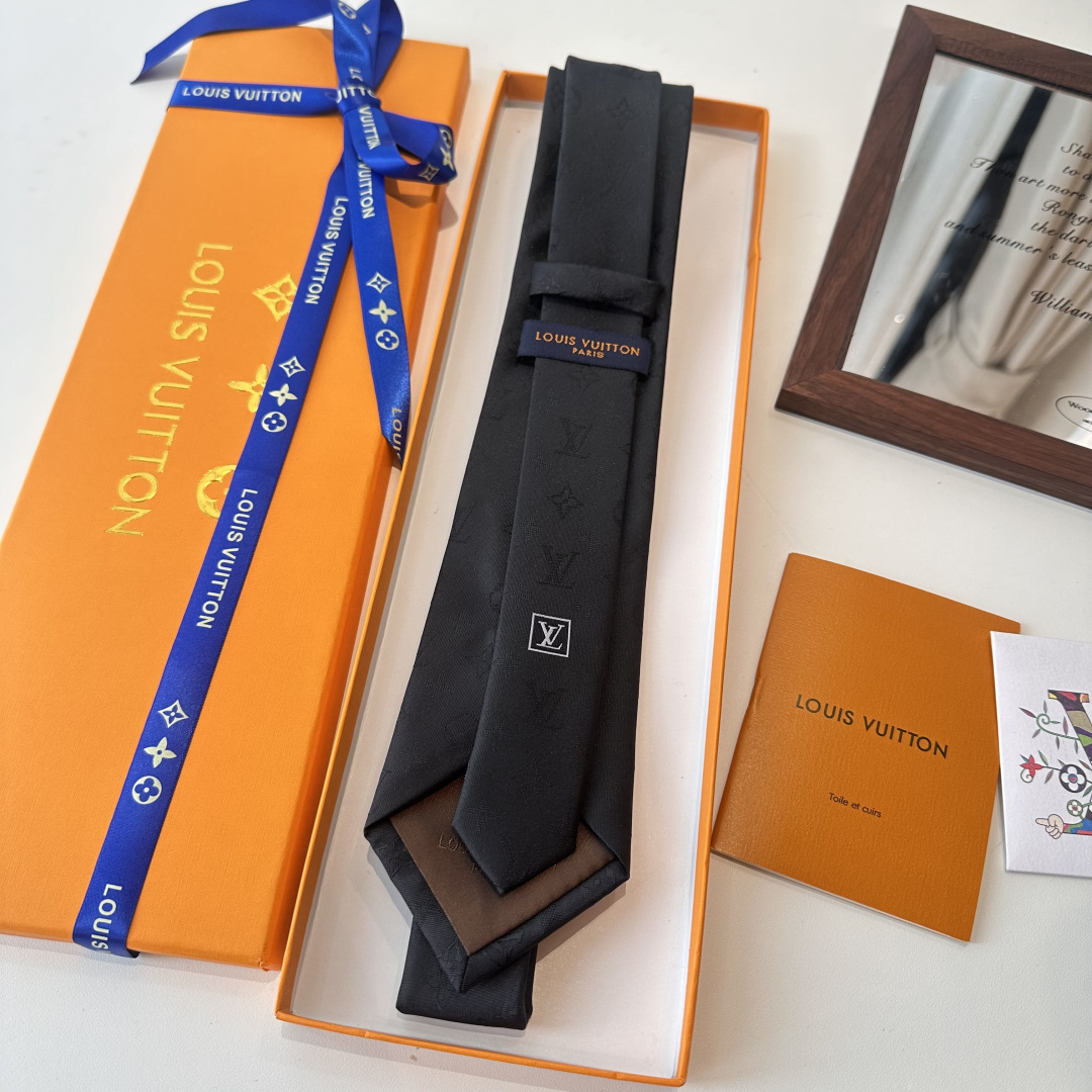 &yen;90👏👏专柜同歩👔👔精致的小Logo提花，低调奢华大气的配色，这款领带将Lv标志性的Damier图案以同色调手法演绎的更显雅致风范。让男士可以充分展示自己个性。100%顶级提花真丝手工定制‼