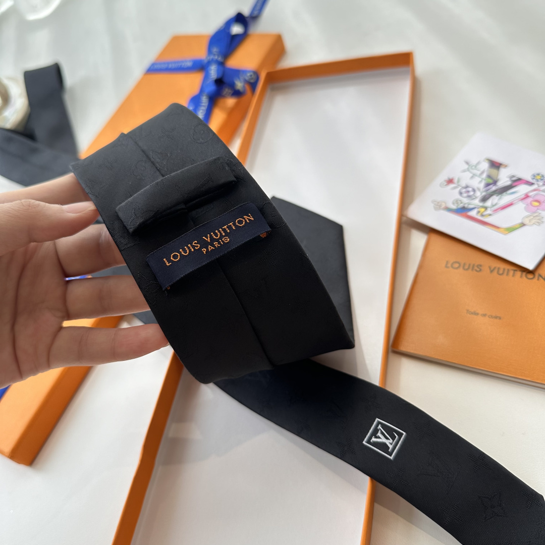 &yen;90👏👏专柜同歩👔👔精致的小Logo提花，低调奢华大气的配色，这款领带将Lv标志性的Damier图案以同色调手法演绎的更显雅致风范。让男士可以充分展示自己个性。100%顶级提花真丝手工定制‼