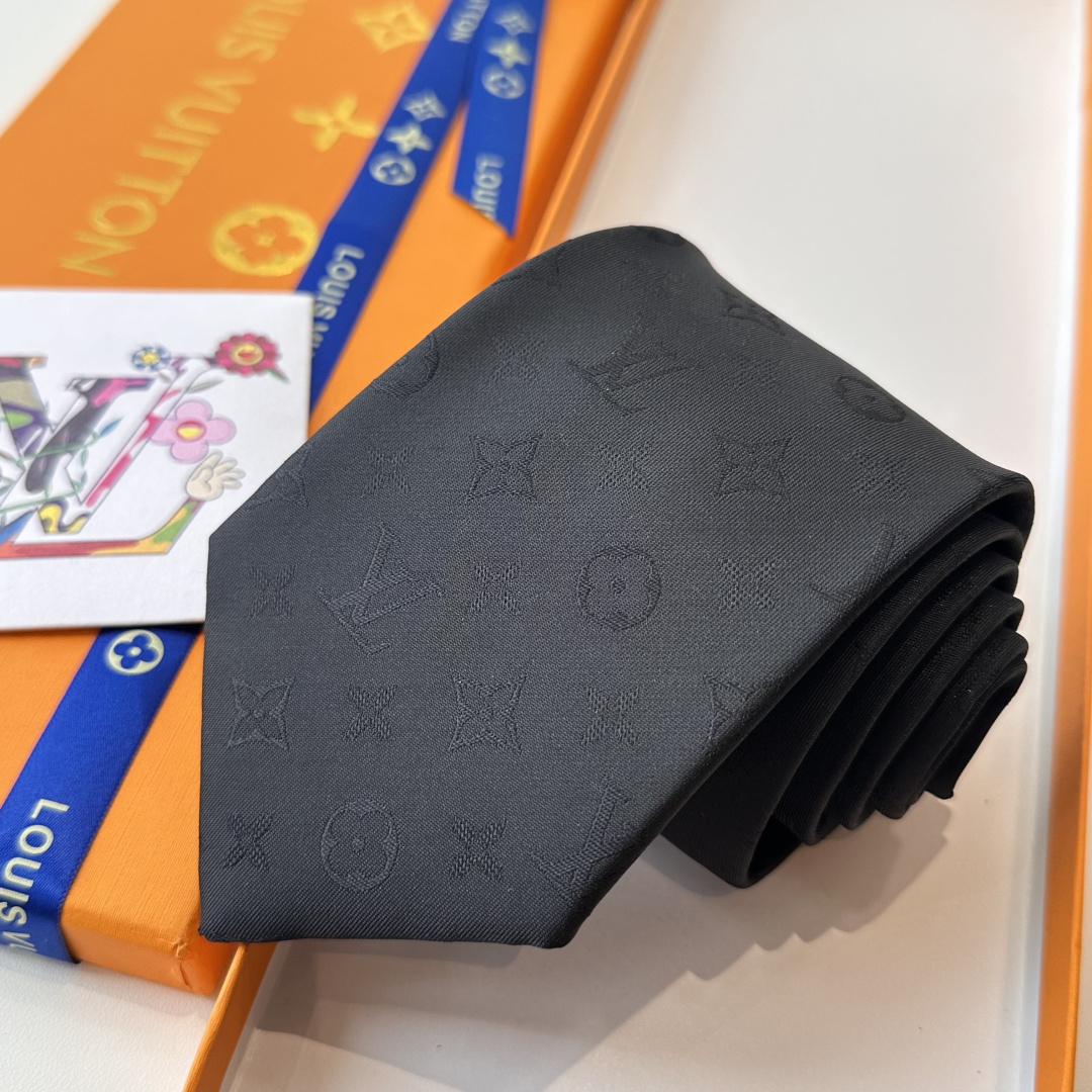 &yen;90👏👏专柜同歩👔👔精致的小Logo提花，低调奢华大气的配色，这款领带将Lv标志性的Damier图案以同色调手法演绎的更显雅致风范。让男士可以充分展示自己个性。100%顶级提花真丝手工定制‼