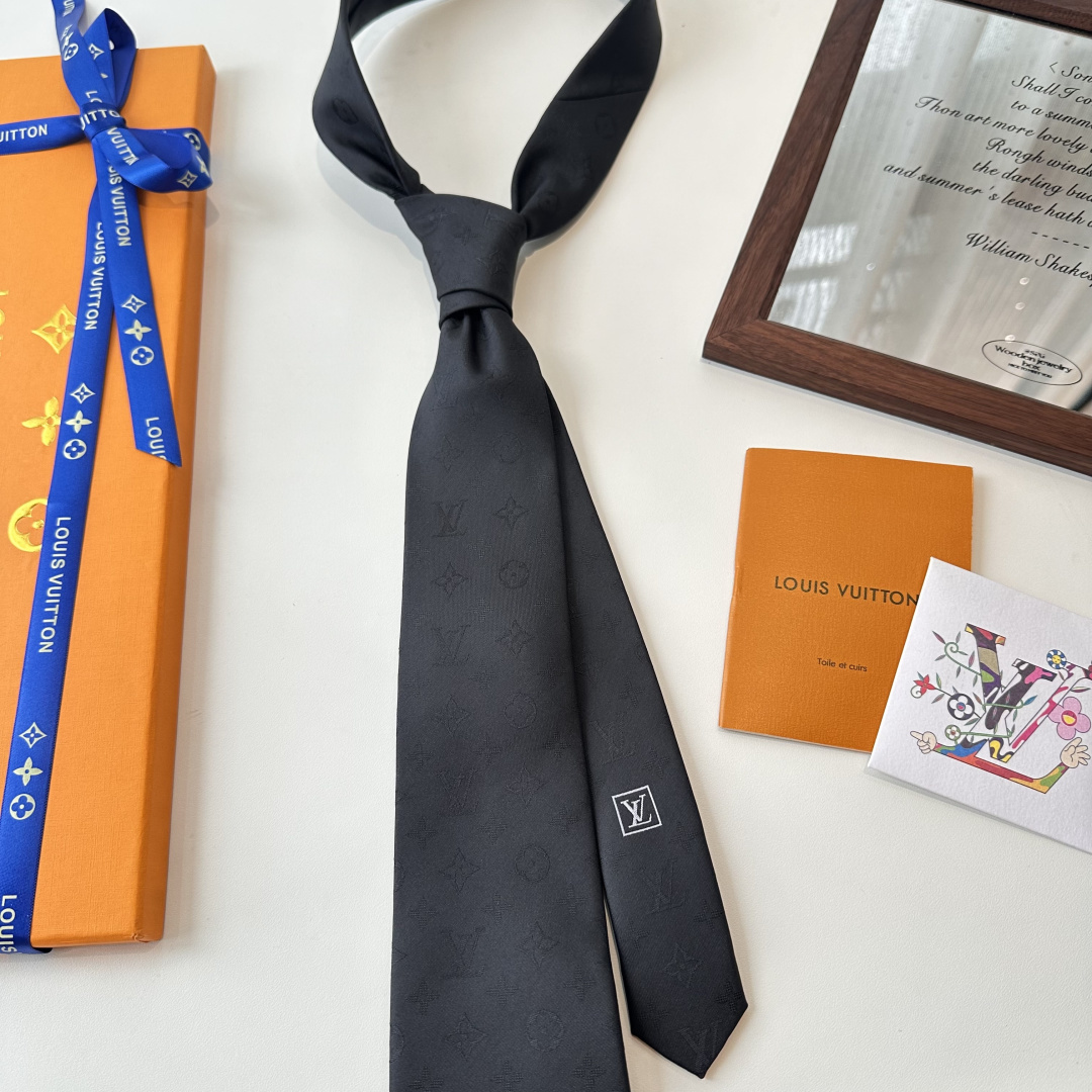 &yen;90👏👏专柜同歩👔👔精致的小Logo提花，低调奢华大气的配色，这款领带将Lv标志性的Damier图案以同色调手法演绎的更显雅致风范。让男士可以充分展示自己个性。100%顶级提花真丝手工定制‼