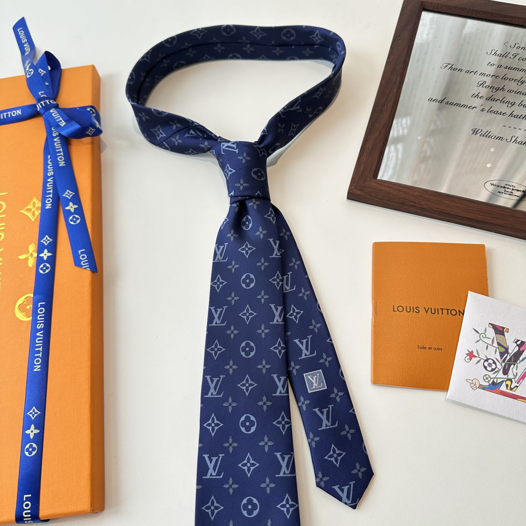 &yen;90👏👏专柜同歩👔👔精致的小Logo提花，低调奢华大气的配色，这款领带将Lv标志性的Damier图案以同色调手法演绎的更显雅致风范。让男士可以充分展示自己个性。100%顶级提花真丝手工定制‼