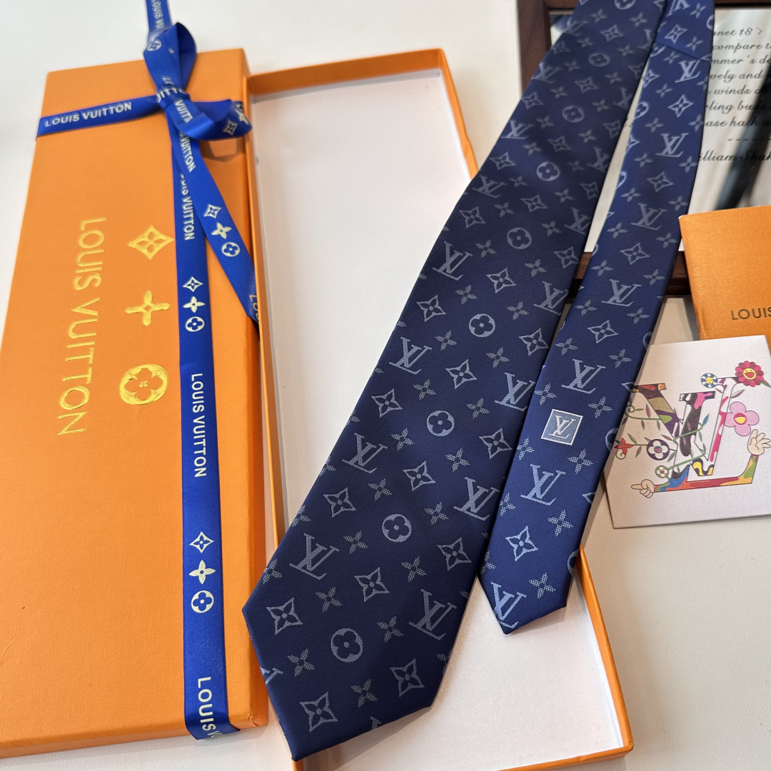 &yen;90👏👏专柜同歩👔👔精致的小Logo提花，低调奢华大气的配色，这款领带将Lv标志性的Damier图案以同色调手法演绎的更显雅致风范。让男士可以充分展示自己个性。100%顶级提花真丝手工定制‼