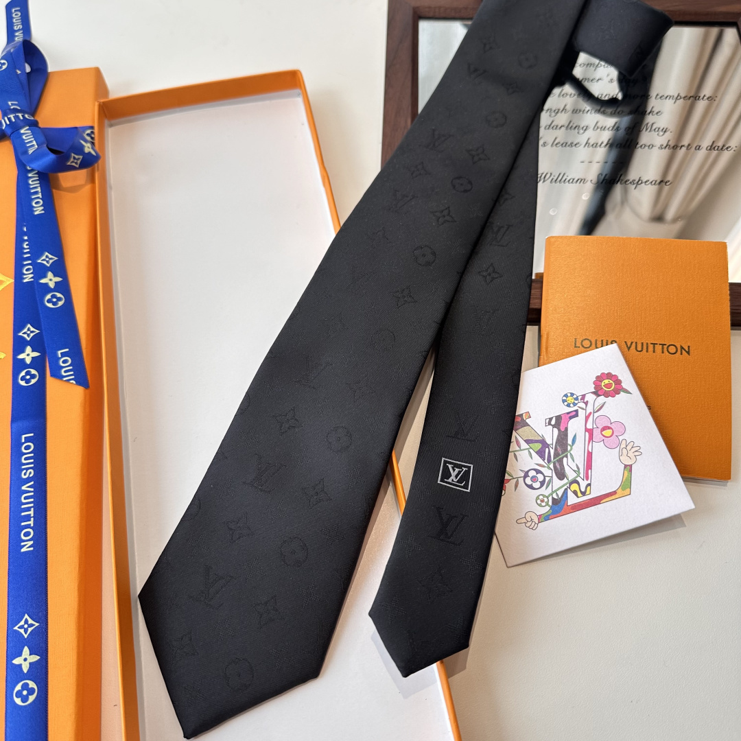 &yen;90👏👏专柜同歩👔👔精致的小Logo提花，低调奢华大气的配色，这款领带将Lv标志性的Damier图案以同色调手法演绎的更显雅致风范。让男士可以充分展示自己个性。100%顶级提花真丝手工定制‼