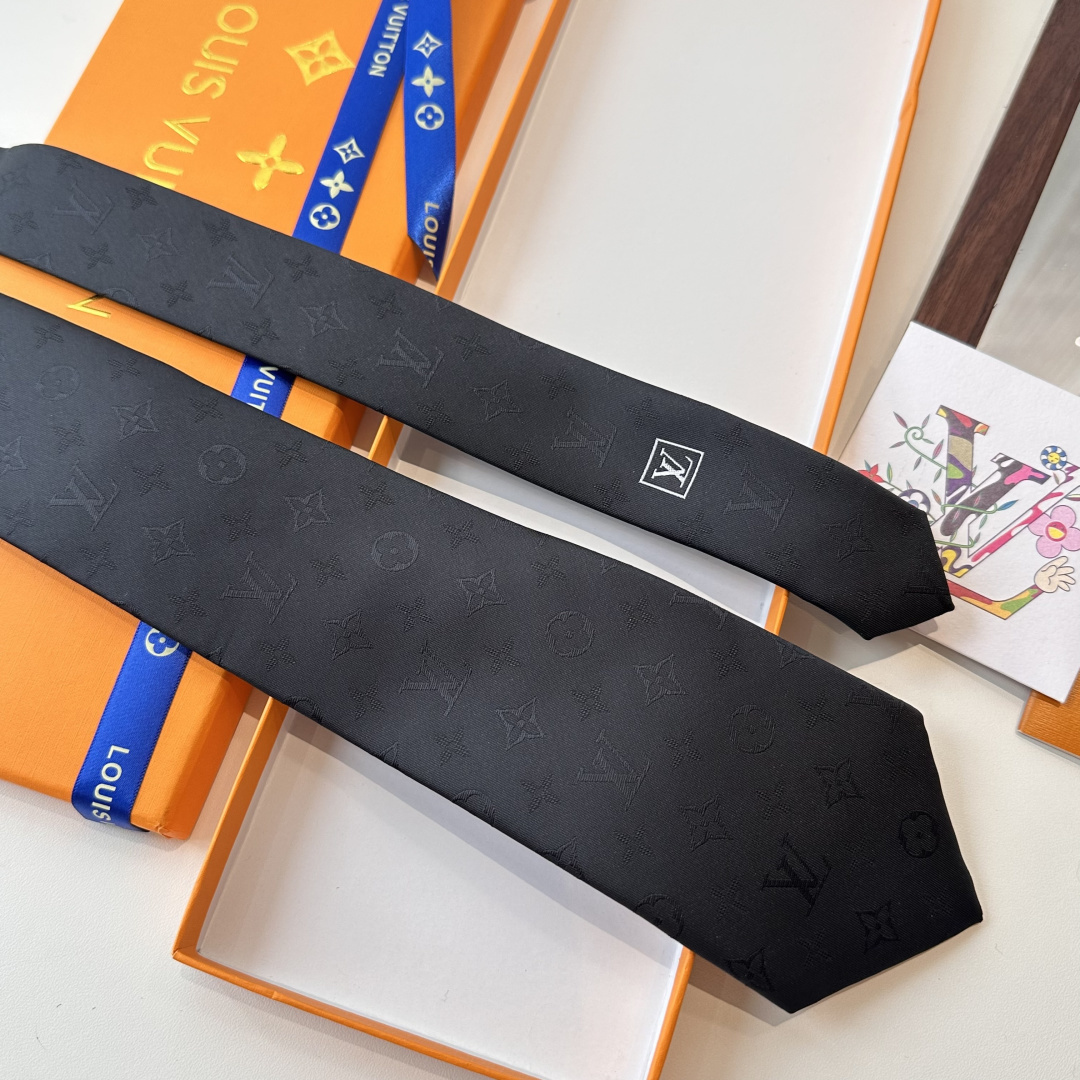 &yen;90👏👏专柜同歩👔👔精致的小Logo提花，低调奢华大气的配色，这款领带将Lv标志性的Damier图案以同色调手法演绎的更显雅致风范。让男士可以充分展示自己个性。100%顶级提花真丝手工定制‼