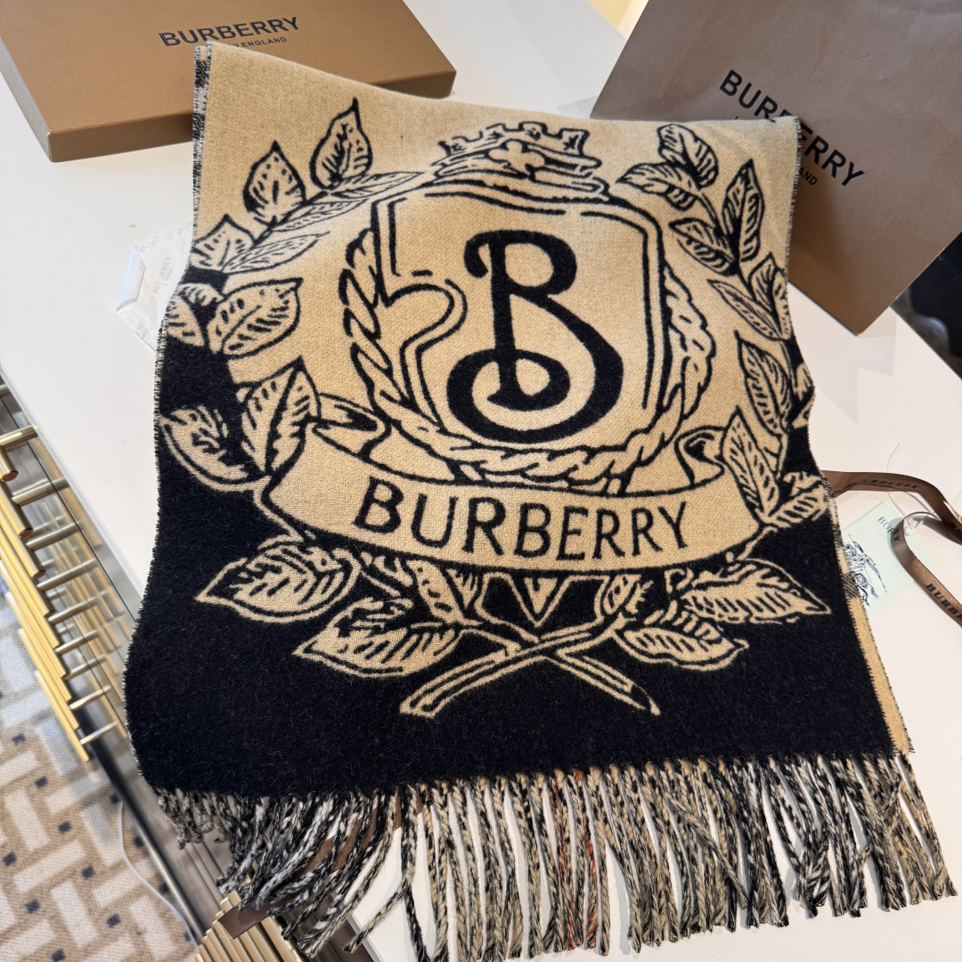Burberry 新色……独家 Bur战马骑士双面披肩 各种 被誉为Burberry今年最美的款 最 的提花战马徽标 最美的 焦糖配色披肩