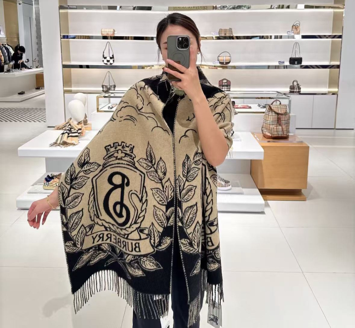 Burberry 新色……独家 Bur战马骑士双面披肩 各种 被誉为Burberry今年最美的款 最 的提花战马徽标 最美的 焦糖配色披肩