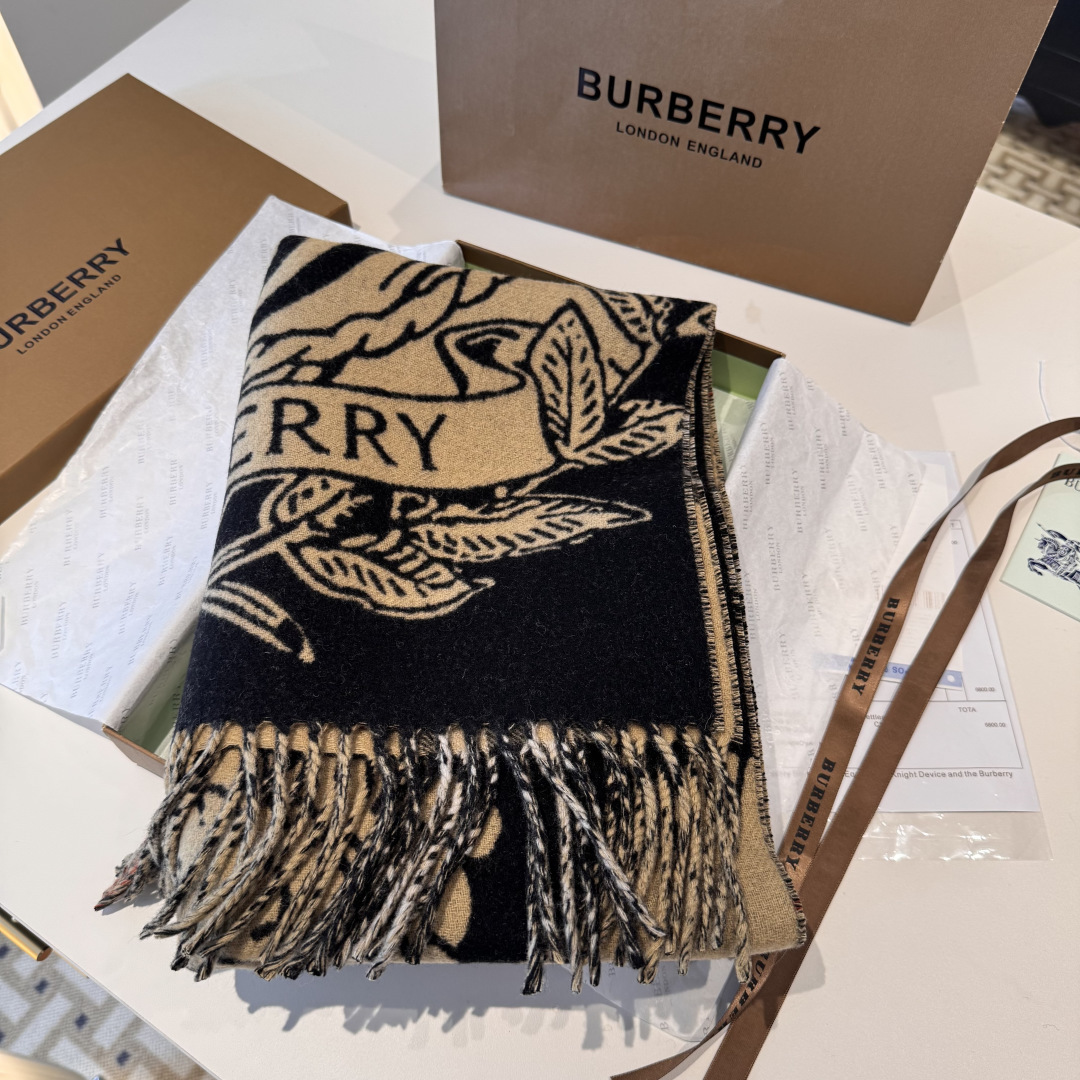 Burberry 新色……独家 Bur战马骑士双面披肩 各种 被誉为Burberry今年最美的款 最 的提花战马徽标 最美的 焦糖配色披肩