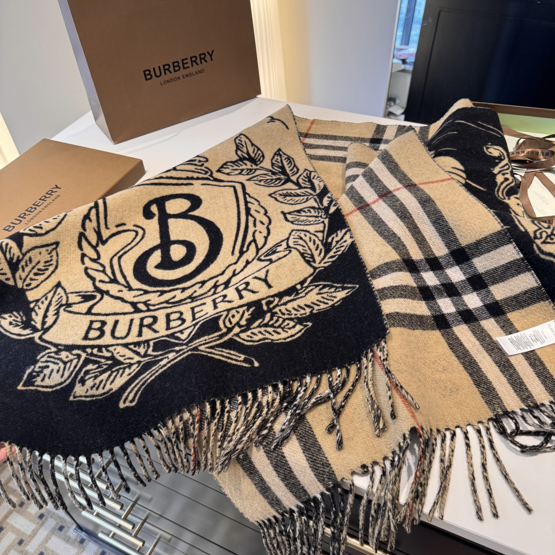 Burberry 新色……独家 Bur战马骑士双面披肩 各种 被誉为Burberry今年最美的款 最 的提花战马徽标 最美的 焦糖配色披肩