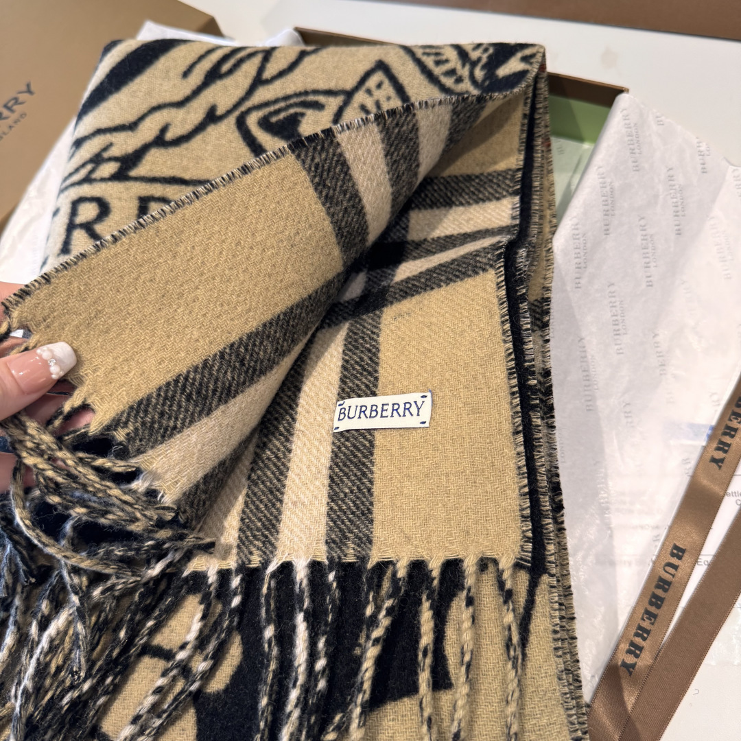 Burberry 新色……独家 Bur战马骑士双面披肩 各种 被誉为Burberry今年最美的款 最 的提花战马徽标 最美的 焦糖配色披肩