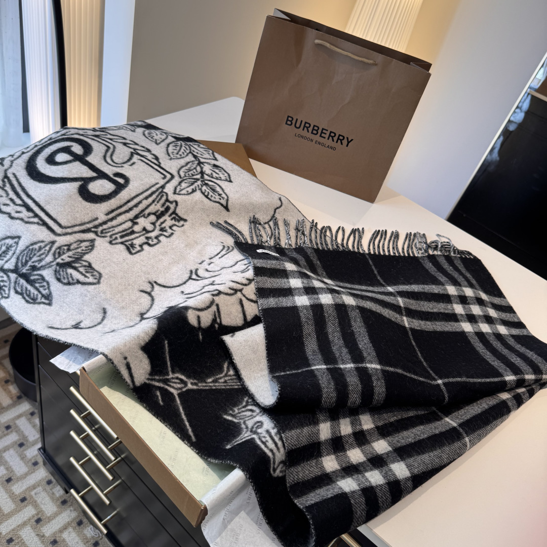 Burberry 新色……独家 Bur战马骑士双面披肩 各种 被誉为Burberry今年最美的款 最 的提花战马徽标 最美的 焦糖配色披肩
