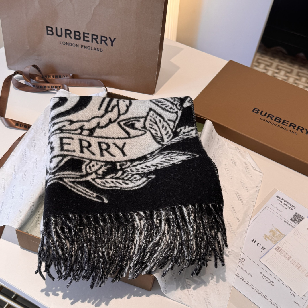 Burberry 新色……独家 Bur战马骑士双面披肩 各种 被誉为Burberry今年最美的款 最 的提花战马徽标 最美的 焦糖配色披肩