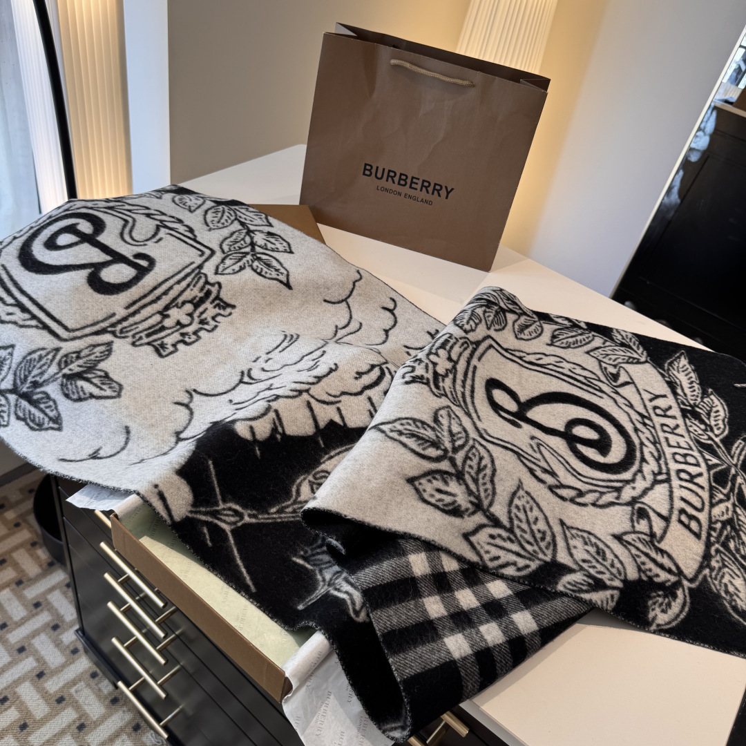 Burberry 新色……独家 Bur战马骑士双面披肩 各种 被誉为Burberry今年最美的款 最 的提花战马徽标 最美的 焦糖配色披肩