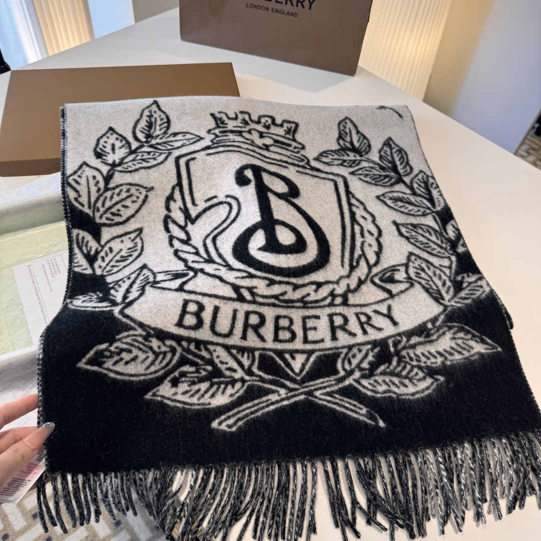 Burberry 新色……独家 Bur战马骑士双面披肩 各种 被誉为Burberry今年最美的款 最 的提花战马徽标 最美的 焦糖配色披肩
