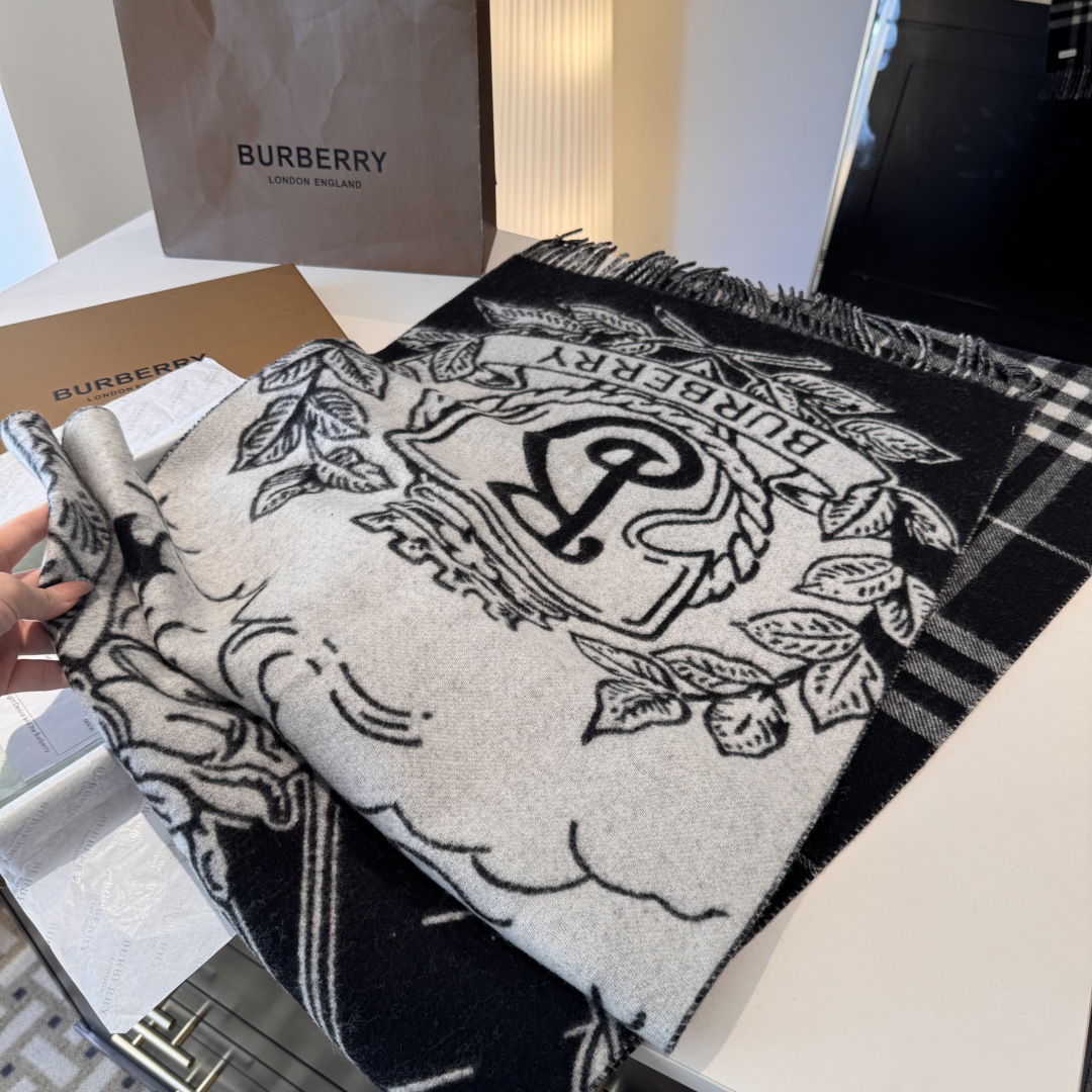 Burberry 新色……独家 Bur战马骑士双面披肩 各种 被誉为Burberry今年最美的款 最 的提花战马徽标 最美的 焦糖配色披肩