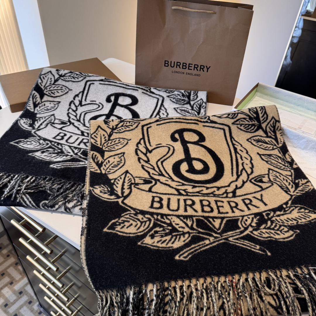 Burberry 新色……独家 Bur战马骑士双面披肩 各种 被誉为Burberry今年最美的款 最 的提花战马徽标 最美的 焦糖配色披肩