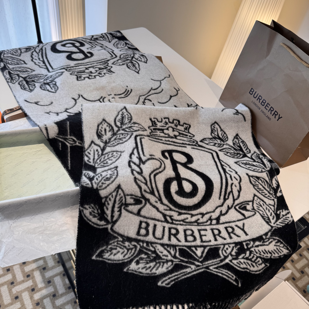 Burberry 新色……独家 Bur战马骑士双面披肩 各种 被誉为Burberry今年最美的款 最 的提花战马徽标 最美的 焦糖配色披肩