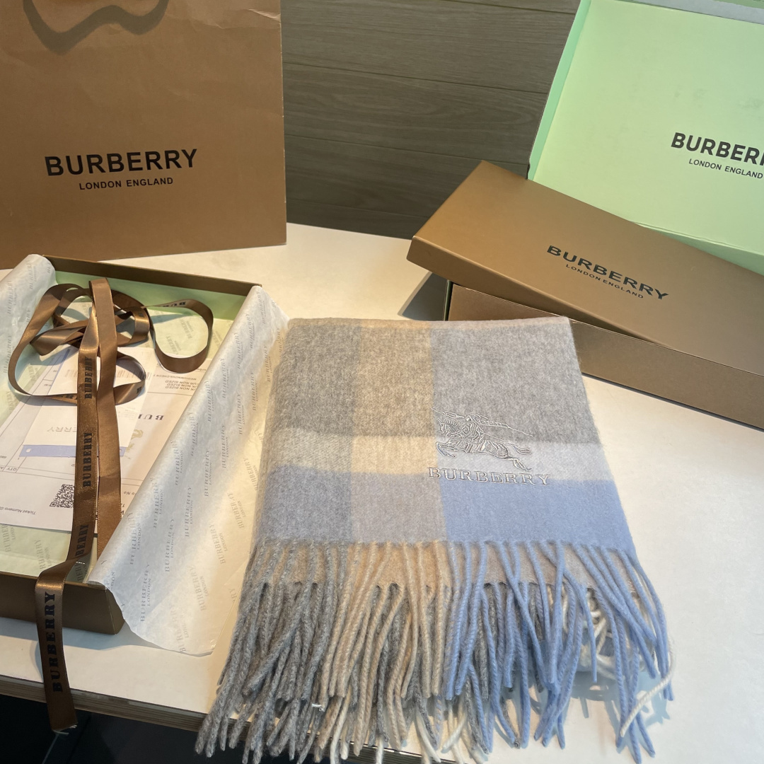 Burberry 巴宝莉爱心款 大B家新品围巾披肩‮磅重‬来了 bur 殿堂‮皇级‬室最新款 专‮在柜‬售16000+