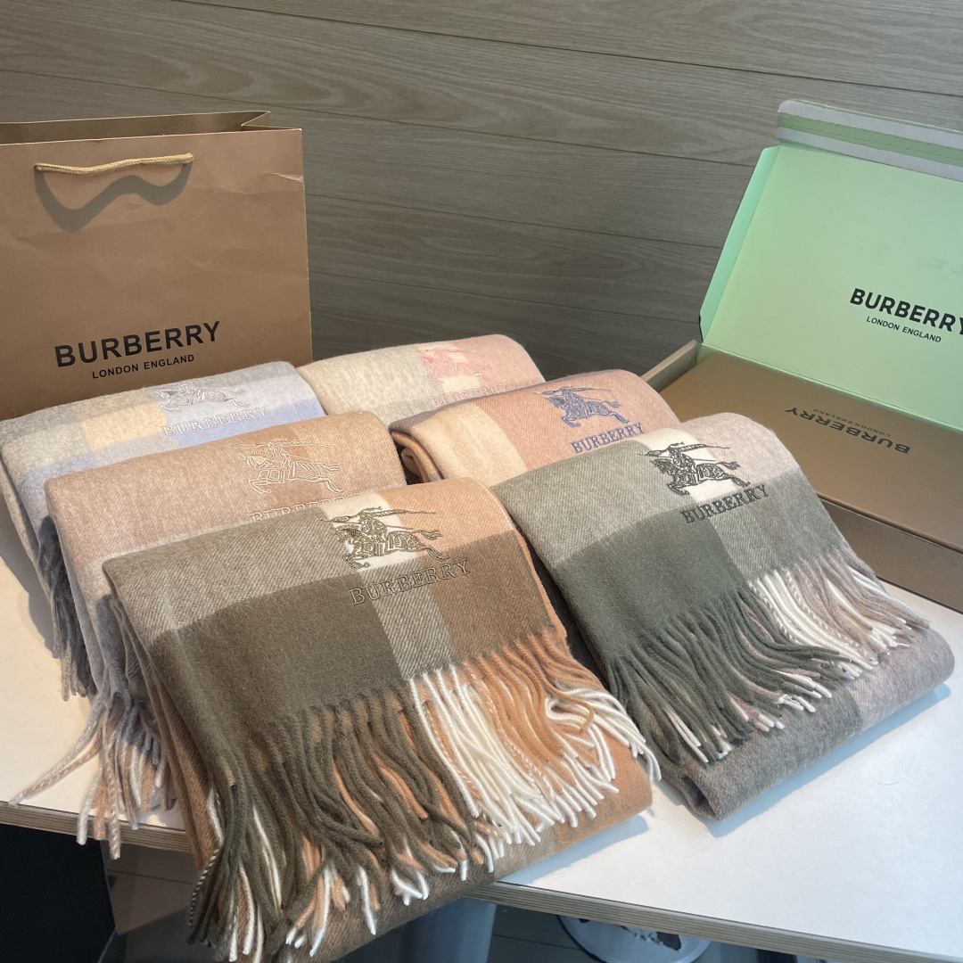 Burberry 巴宝莉爱心款 大B家新品围巾披肩‮磅重‬来了 bur 殿堂‮皇级‬室最新款 专‮在柜‬售16000+