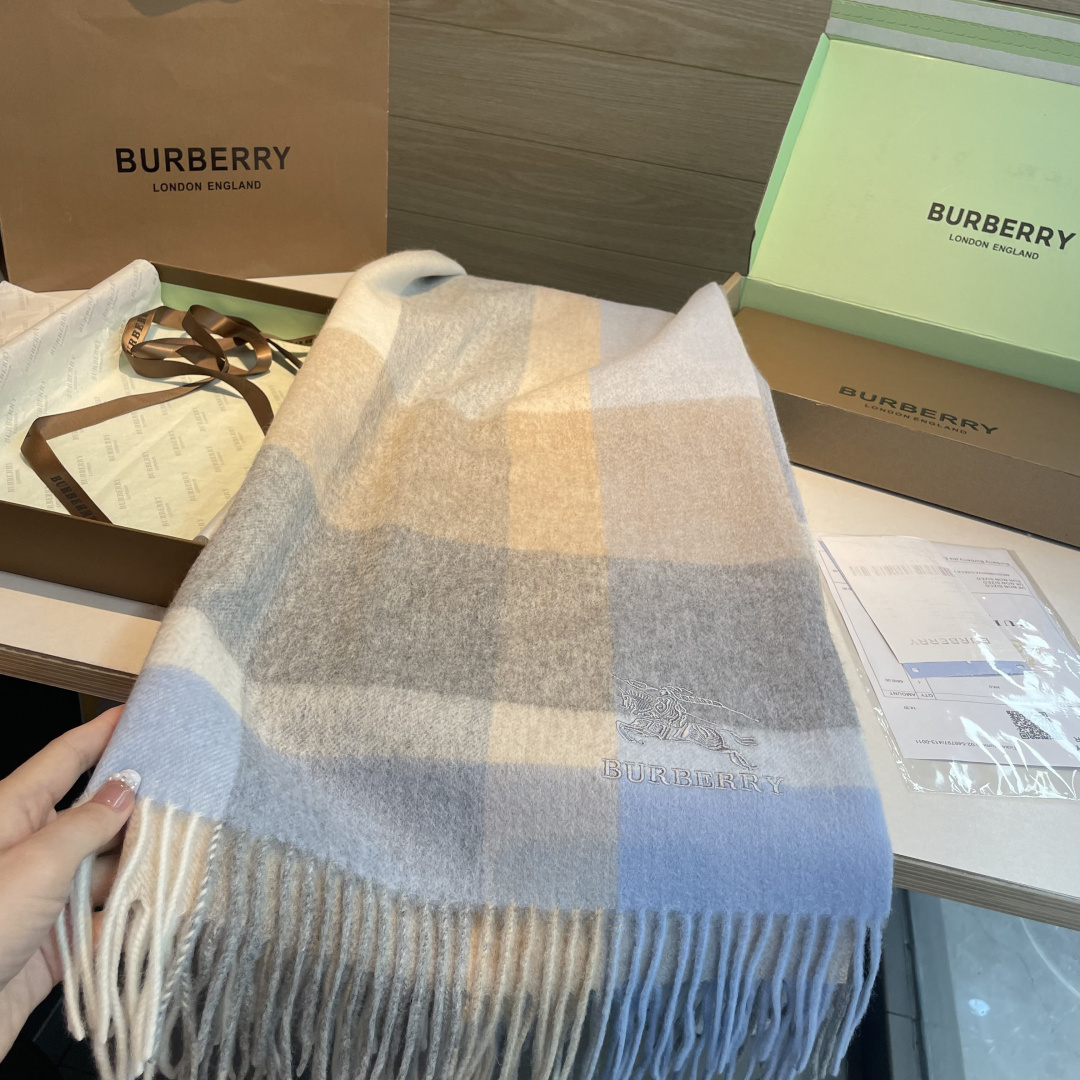 Burberry 巴宝莉爱心款 大B家新品围巾披肩‮磅重‬来了 bur 殿堂‮皇级‬室最新款 专‮在柜‬售16000+