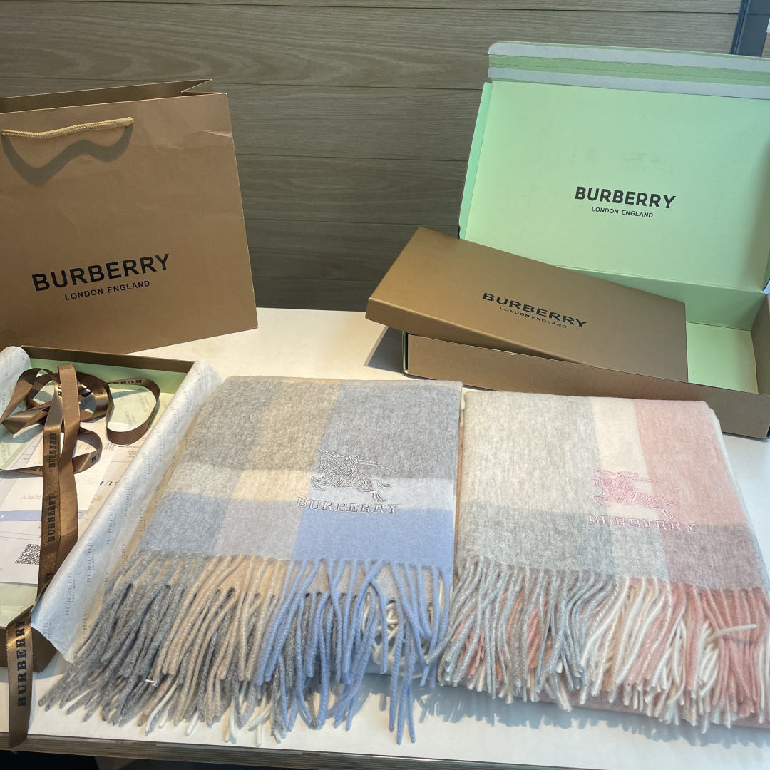 Burberry 巴宝莉爱心款 大B家新品围巾披肩‮磅重‬来了 bur 殿堂‮皇级‬室最新款 专‮在柜‬售16000+